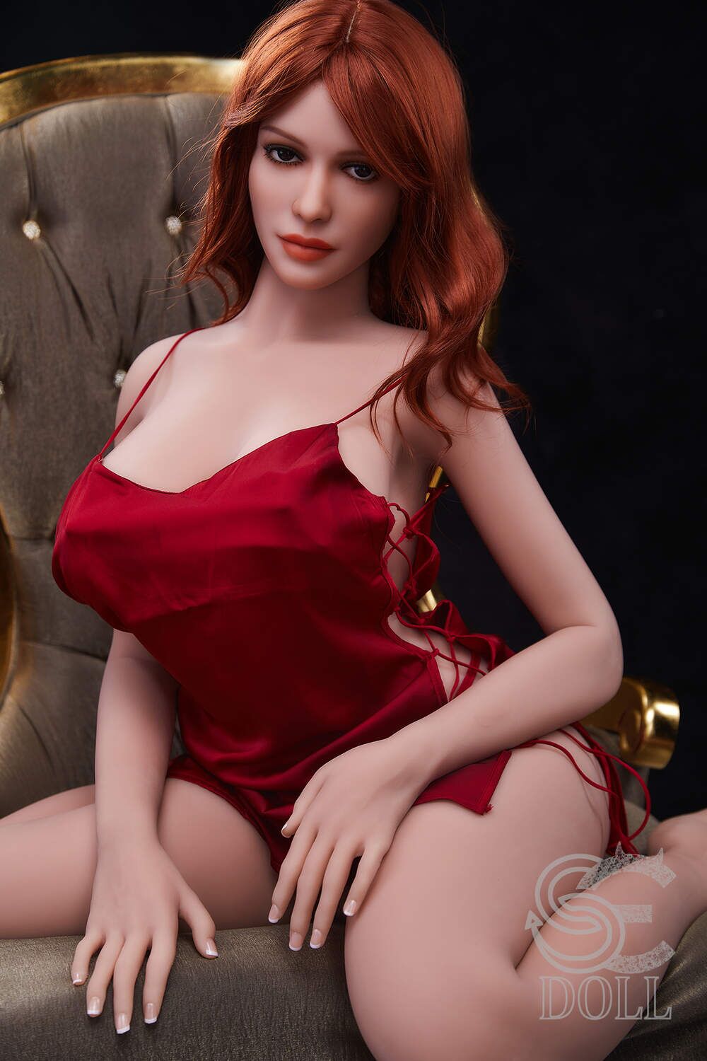 reife Sexy dolls trägt einen roten Rock