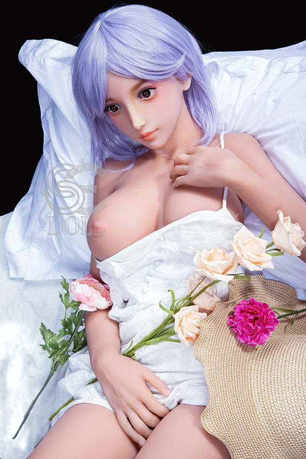 Sexdoll im kostbare Saphirkette